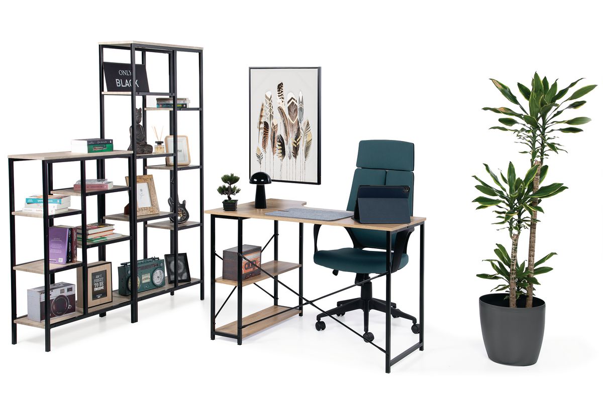 Απεικονίζεται το γραφείο μαζί με μια σύνθεση επίπλων γραφείου.